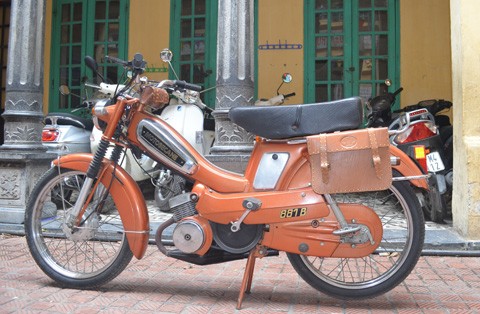 Người nghệ sĩ kỳ lạ bán hết đồ đạc mua xe độc
