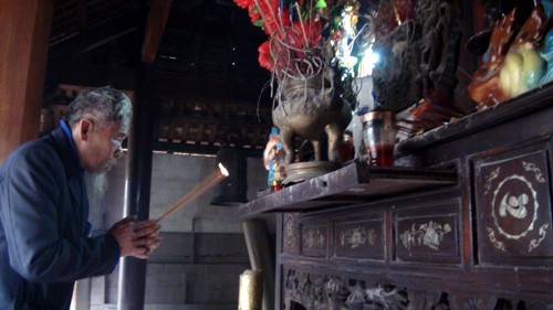Tân cố đạo Phan Hiền trước bàn thờ Đức Thánh Mẫu. 