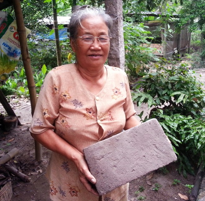 iên gạch cổ mà bà Luyến thu được khi đào sâu và bắt gặp linga bằng vàng.