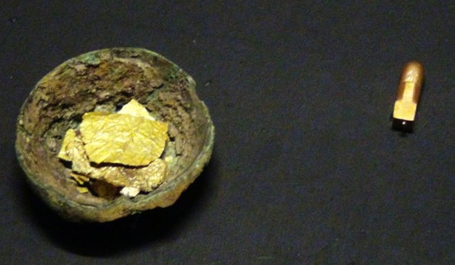 Linga bằng vàng và nhóm hiện vật được cho là thuộc văn hóa Óc Eo thế kỷ thứ 5 - 6 đang trưng bày tại Bảo tàng Lịch sử VN ở TP.HCM -