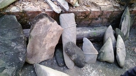 Bộ đàn đá nghi đồ cổ người dân đào được.