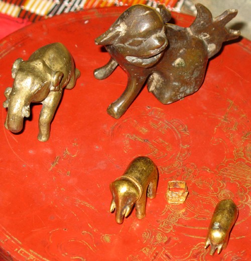 Voi vàng, nghê đồng đang được tân cố đạo chủ Phan Hiền cất giữ.